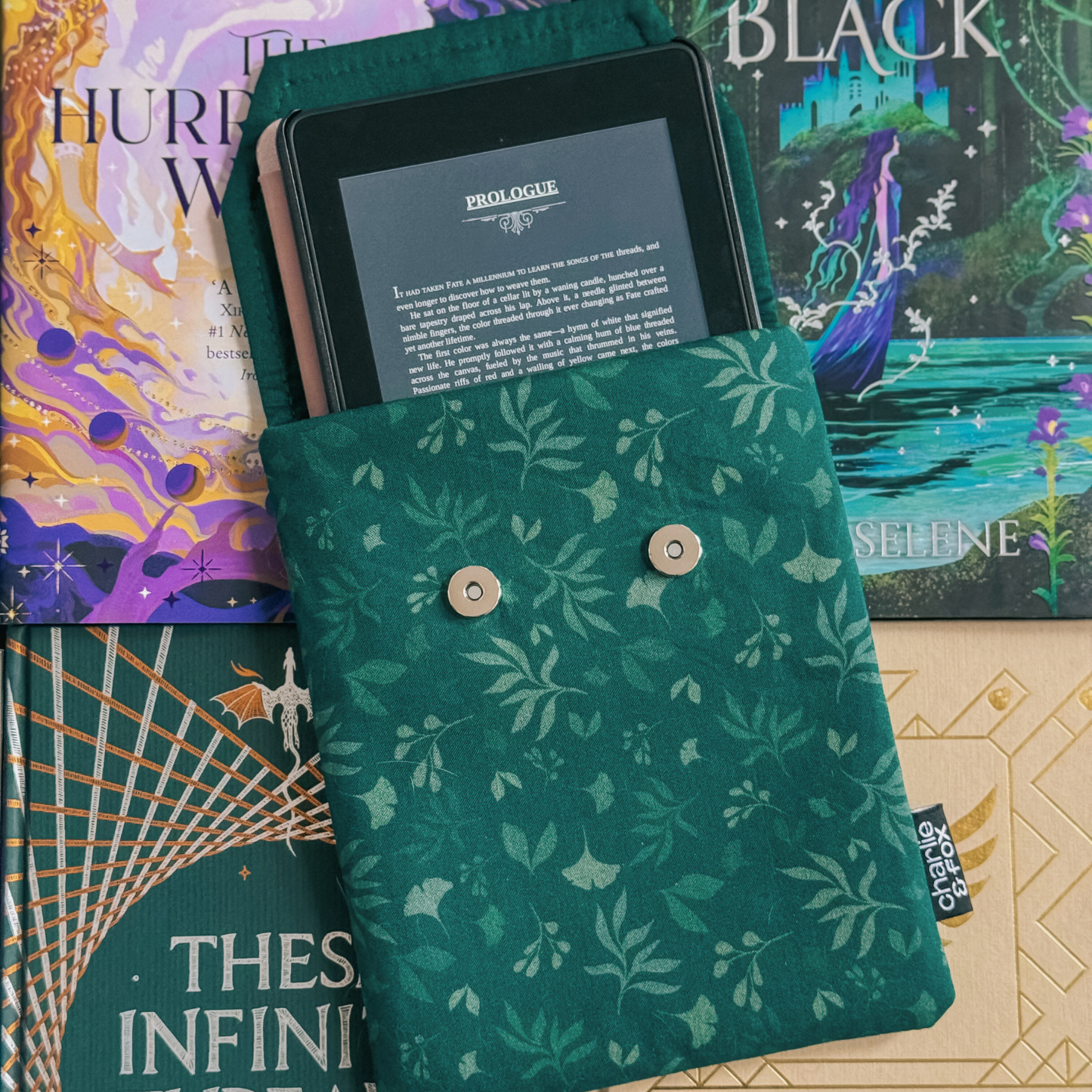 Charlie and Fox - Evergreen padded e-reader sleeve: Small