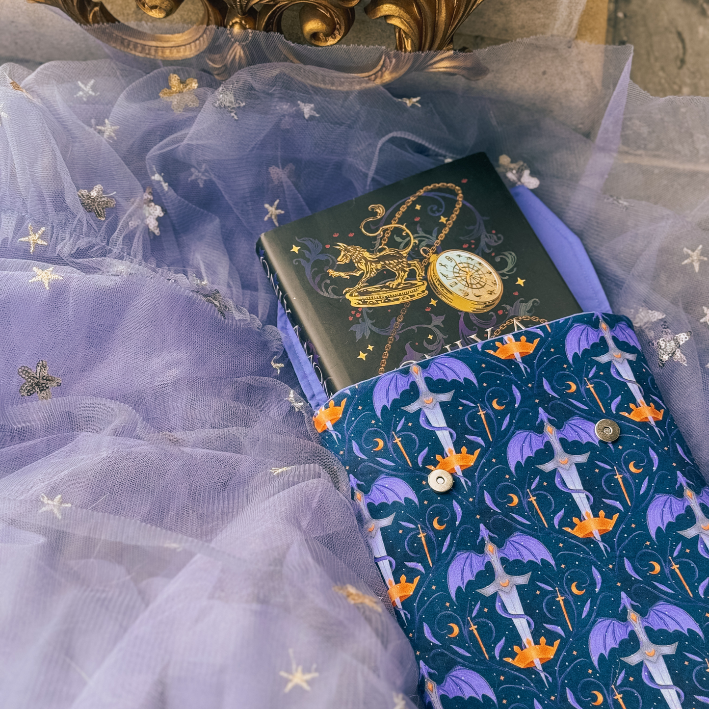 Charlie and Fox - Fantasy padded book sleeve: Large
