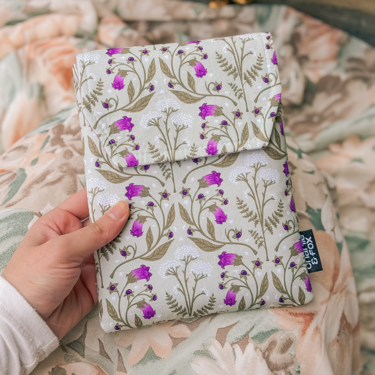 Charlie and Fox - Wildflowers padded e-reader sleeve: Small